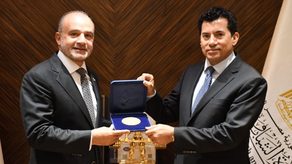 وزير الرياضة مع رئيس الاتحاد الدولي للسلاح