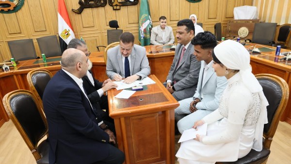 في مكتبه.. محافظ المنوفية يشهد عقد قران عروسين يتيمين ويهديهما دعماً ماليا في مكتبه.. محافظ المنوفية يشهد عقد قران عروسين يتيمين ويهديهما دعماً ماليا