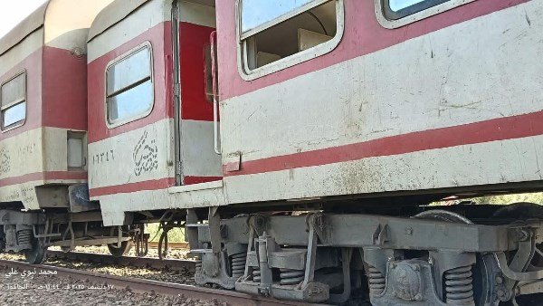 خروج عربة قطار عن القضبان 