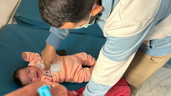 الطفلة مع الطبيب 