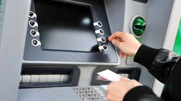 أخطاء شائعة تؤدي لسحب بطاقة الفيزا داخل الـATM.. كيف تتصرف؟