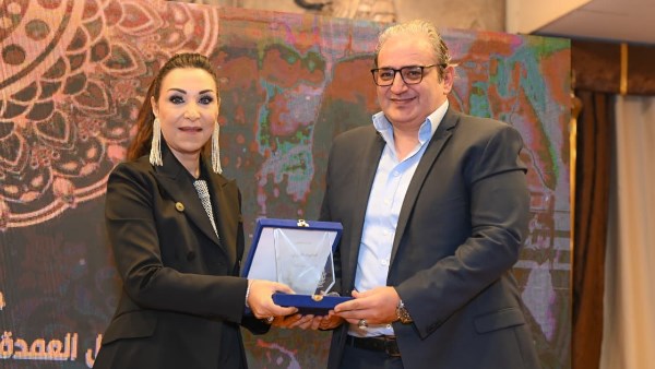 طه جبريل يتسلم جائزة أفضل تغطية فنية لصدى البلد خلال احتفالية جوائز أمال العمدة