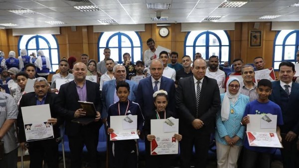 محافظ المنيا خلال اللقاء 