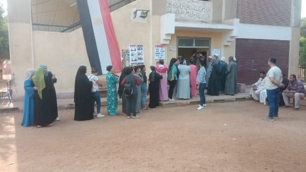 بدء توافد الناخبين 