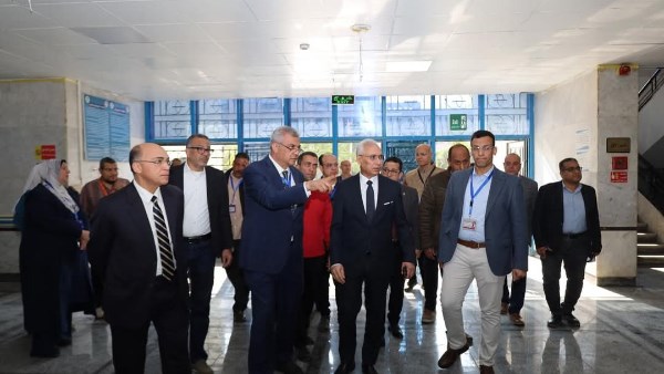 رئيس الجامعة خلال الجولة 