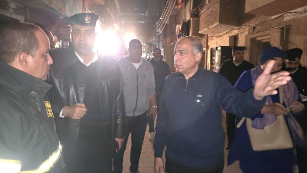 محافظ المنيا بموقع العقار المنهار 