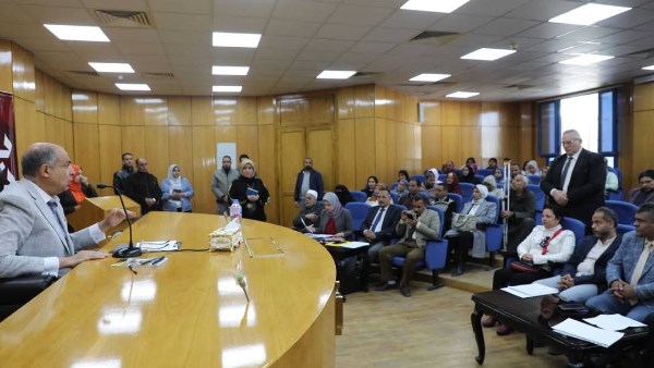 محافظ المنيا خلال اللقاء 