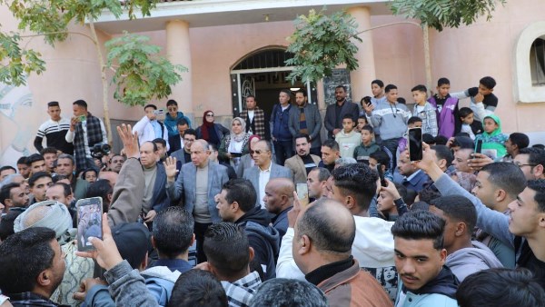 محافظ المنيا يلتقي أهالي قرية البرشا