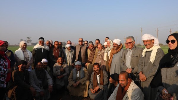 محافظ المنيا يشارك مزارعي بردنوها بدء زراعة محصول الكمون