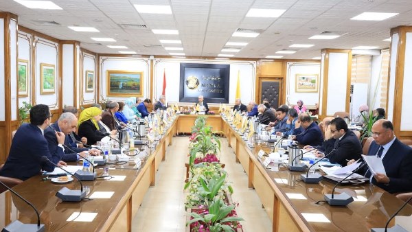 مجلس جامعة المنيا يناقش الاستعداد لامتحانات الفصل الدراسي الأول مجلس جامعة المنيا يناقش الاستعداد لامتحانات الفصل الدراسي الأول