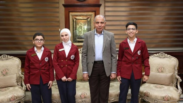 محافظ المنيا مع الطلاب 