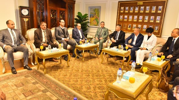 محافظ أسيوط يبحث مع وفد صيني تعزيز الاستثمارات ويستعرض الفرص الصناعية والزراعية