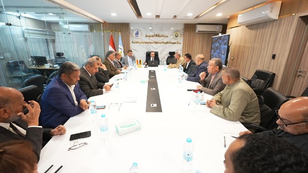 محافظ أسيوط يطمئن على سير الانتخابات بالدائرة الملغاة.. ويدعو المواطنين للمشاركة الواعية