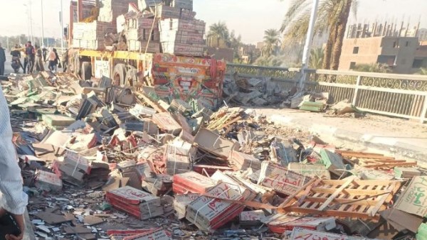 إنقلاب سيارة محملة بسيراميك أعلى كوبري أسيوط 