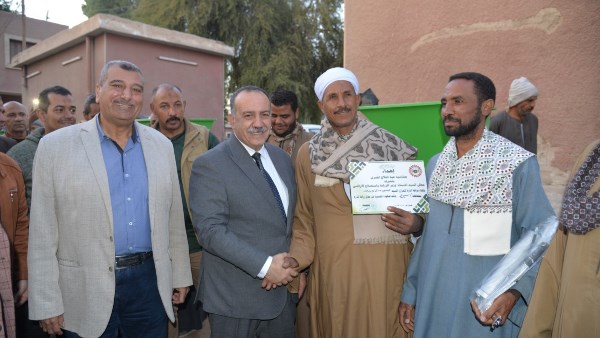 محافظ أسيوط يشهد تسليم 36 فراطة ذرة شامية للمزارعين