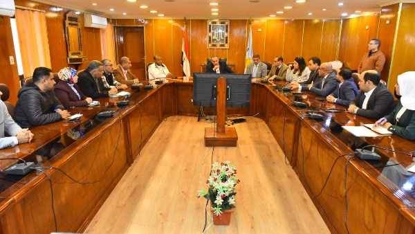 محافظ أسيوط يناقش مع المجلس التصديري تعزيز صادرات النباتات الطبية والعطرية