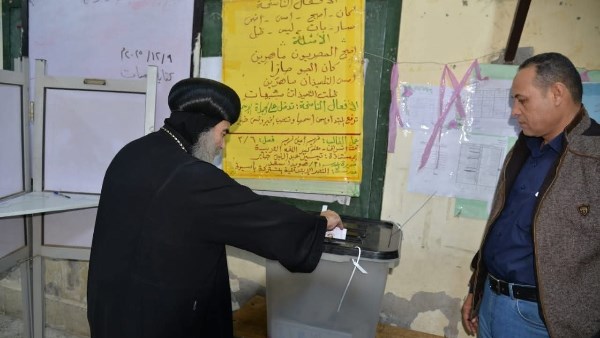 الأنبا يوأنس أسقف أسيوط يدلي بصوته في انتخابات مجلس النواب 