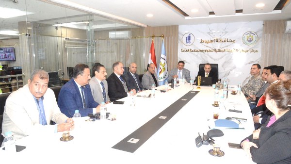 محافظ أسيوط يتابع من غرفة العمليات الرئيسية سير العملية الانتخابية