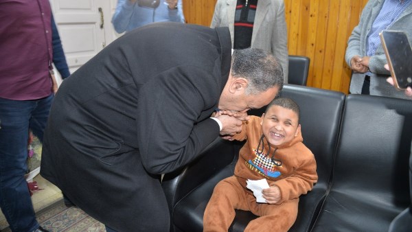 محافظ أسيوط يزور الطفل "زياد" خلال إجرائه فحوصات طبية بالعيادة المركزية للتأمين الصحي