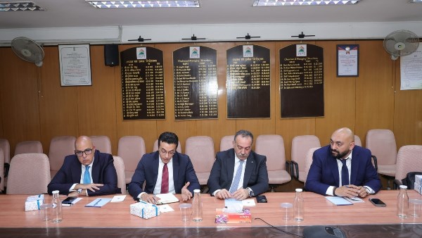 محافظ أسيوط يقود مفاوضات في نيودلهي لتوطين صناعة خيوط التللي محافظ أسيوط يقود مفاوضات في نيودلهي لتوطين صناعة خيوط التللي