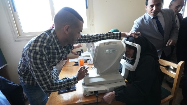 محافظ أسيوط يشهد انطلاق مبادرة "مصر في عيونا" لمكافحة العمى وضعف الإبصار بقرية كوم بوها بمنفلوط