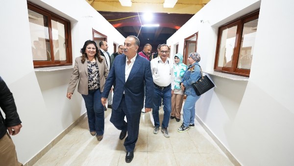 محافظ أسيوط يتفقد أعمال إنشاء المعرض الدائم أسفل كوبري فيصل بحي غرب لدعم الأسر المنتجة