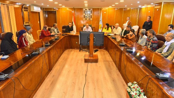 محافظ أسيوط يلتقي أهالي منطقة غرب البلد 