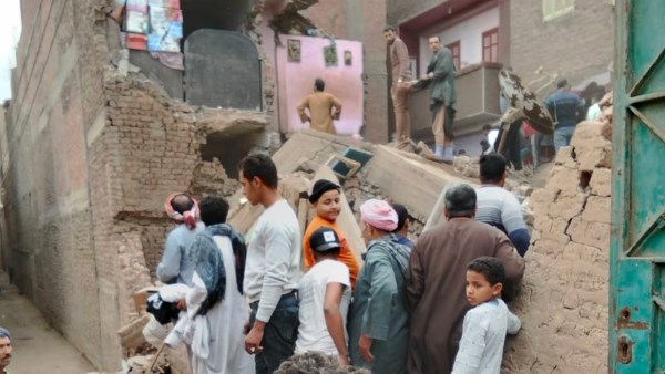  الحماية المدنية تواصل البحث عن مفقود أسفل أنقاض منزلين منهارين بأسيوط