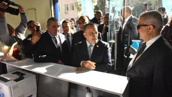 محافظ أسيوط يفتتح صيدلية "إسعاف 24" بحي شرق 