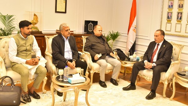 محافظ أسيوط يستقبل وفد إحدى الشركات الهندية لبحث توطين تكنولوجيا حديثة وعالية الكفاءة في رصف الطرق