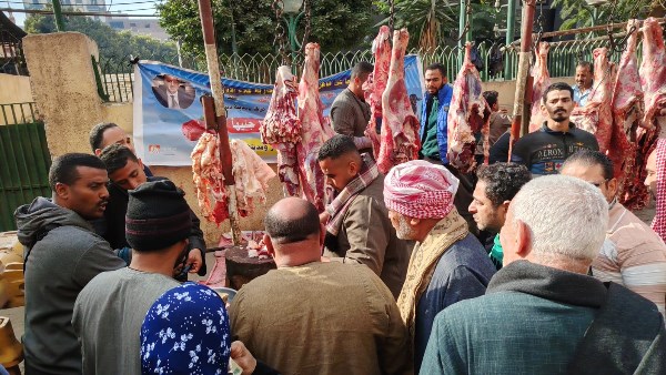 إقبال كبير على منافذ بيع اللحوم البلدية بسعر 290 جنيهًا للكيلو بديروط