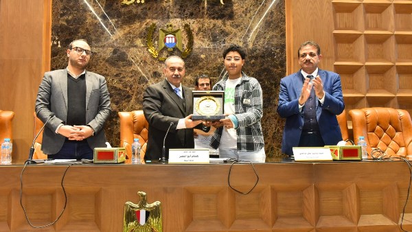 محافظ أسيوط يكرم طالبين لتفوقهما في مسابقات الابتكار والتكنولوجيا محليًا ودوليًا