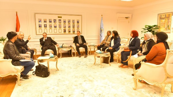 محافظ أسيوط يختتم جولات ميدانية مع وفد هندي لتوطين تكنولوجيا حديثة في رصف الطرق