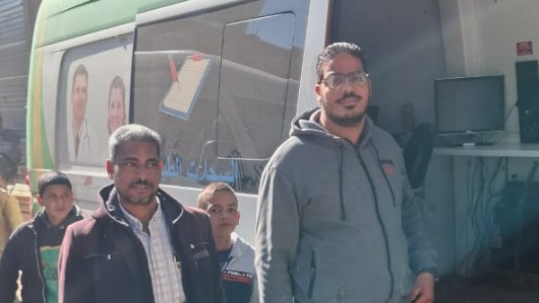 رئيس مركز أبوتيج يتابع أعمال قافلة طبية نزلة كعب