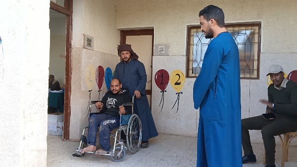 أحد الأشخاص ذوي الهمم يدلي بصوته بانتخابات نواب سوهاج