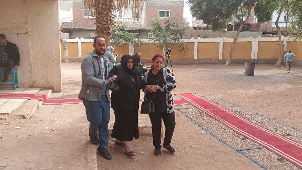 جانب من توافد المسنات للمشاركة بانتخابات النواب بسوهاج