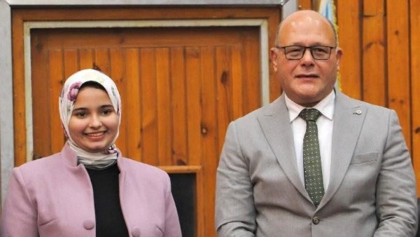 كريم وفاطمة يفوزان بمسابقة الطالب والطالبة المثاليين لذوي الهمم بجامعة سوهاج