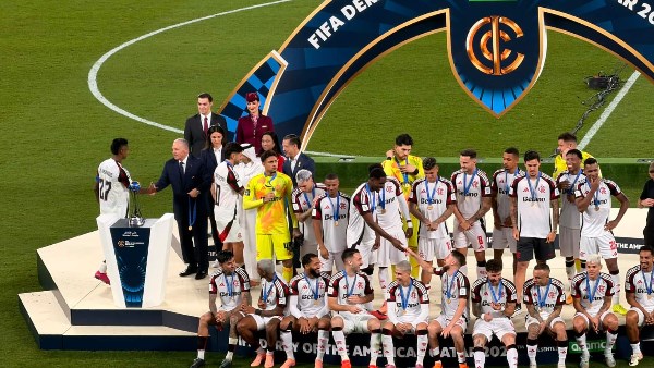 «أبو ريدة» يسلّم كأس ديربي الأمريكتين لـ «فلامنجو» البرازيلي «أبو ريدة» يسلّم كأس ديربي الأمريكتين لـ «فلامنجو» البرازيلي