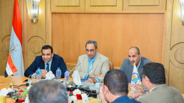 اجتماع محافظ قنا 