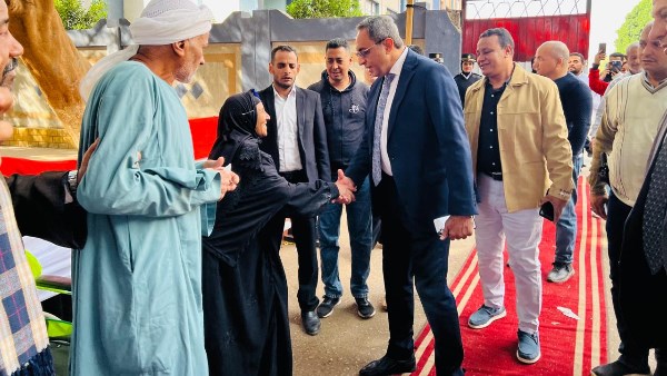 محافظ قنا يتفقد مقار اللجان الانتخابية في اليوم الأول لانتخابات مجلس النواب