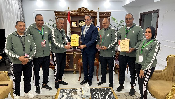 محافظ قنا يستقبل فرقة