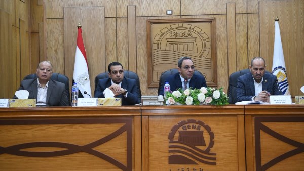 اجتماع محافظ قنا 