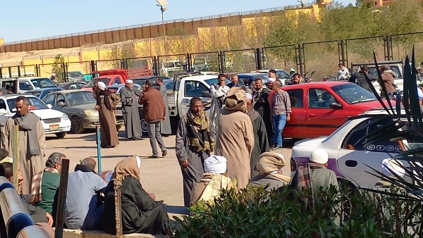 توافد أهالى ضحايا حادث السيارة الغارقة على مستشفى قنا الجامعى لدفن الجثامين توافد أهالى ضحايا حادث السيارة الغارقة على مستشفى قنا الجامعى لدفن الجثامين