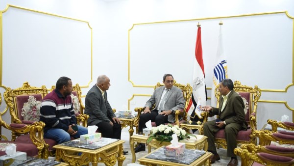 اجتماع محافظ قنا 