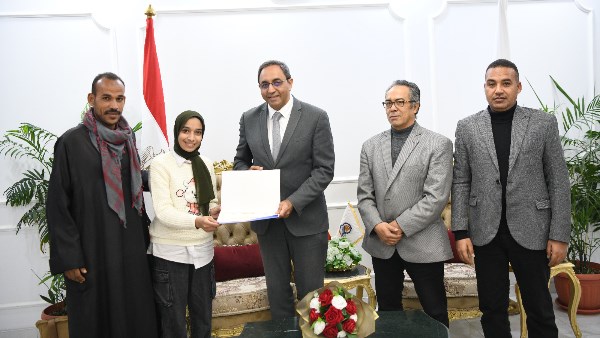 تكريم طالبة من ذوى الهمم بقنا 