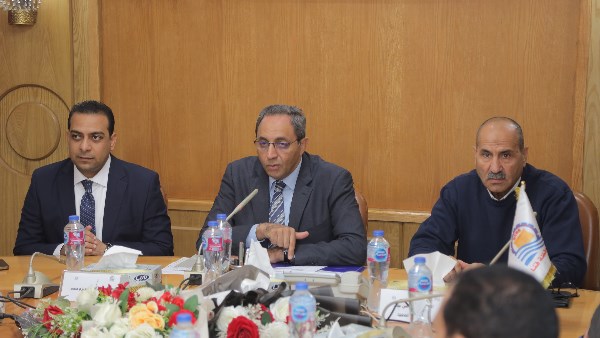 اجتماع محافظ قنا 