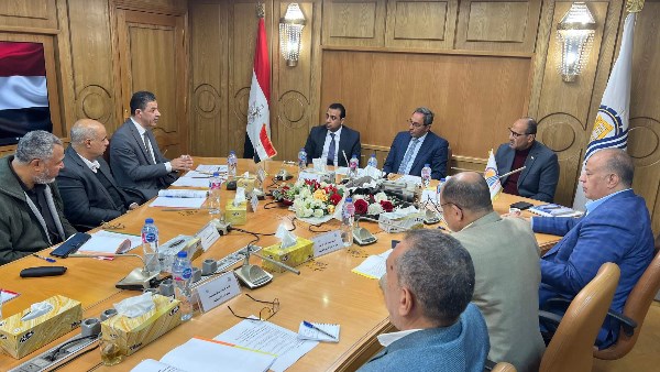 اجتماع محافظ قنا 