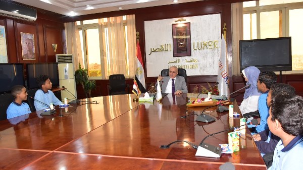 محافظ الأقصر يستقبل الطلاب المتفوقين بمدرسة الكرنك الإعدادية بنين