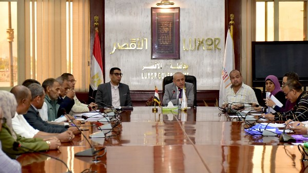 محافظ الأقصر يعقد اجتماعا لمناقشة ملف المتغيرات المكانية