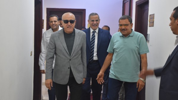 محافظ الأقصر يزور شركة مياه الشرب والصرف ويشيد بمنصة الدفع الإلكتروني وجهود تحسين الخدمات